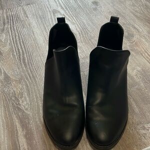 Universal Thread black bootie